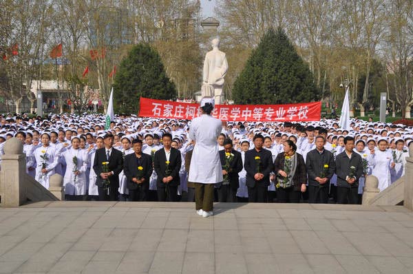 清明节学校师生在柯棣华大夫墓前重温柯棣华事迹